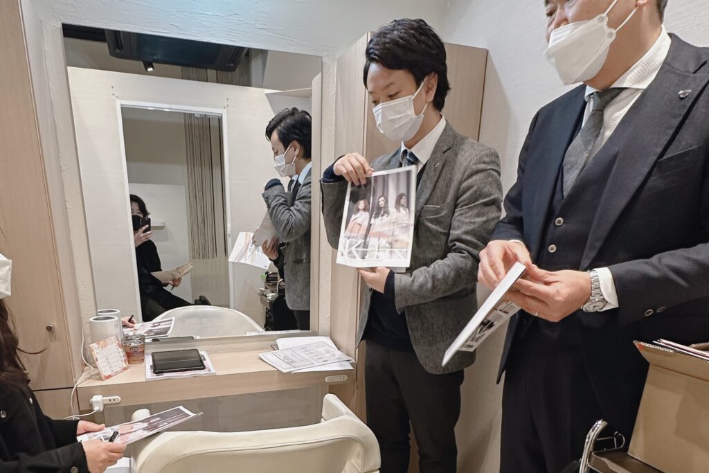 高円寺　新高円寺　美容室　美容院　ヘアサロン　求人　高待遇　男性　女性　パパ　ママ　美容師　JR　中央線　東京メトロ　丸ノ内線　スタイリスト　マンツーマン　個室　高単価　時短　勤務